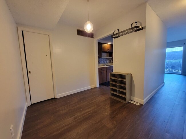 Building Photo - Renovated 2 Bedroom Apartment Conveniently...