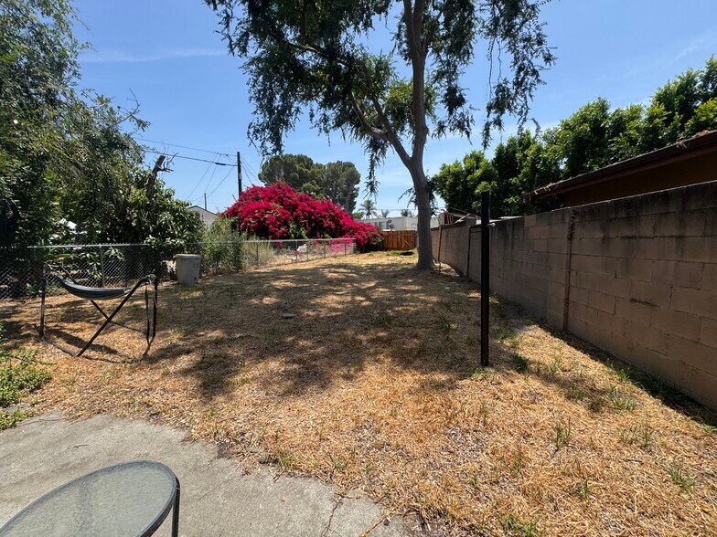 Huge backyard - 6664 Ensign Ave