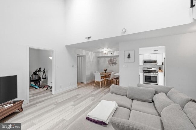 Building Photo - 3904 Fenwick Ln