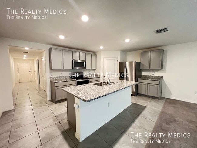 Building Photo - 4801 N Forest Ridge Blvd