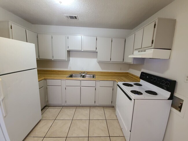 Building Photo - 2 Bedroom 1 Bath in Milton Available for Rent!