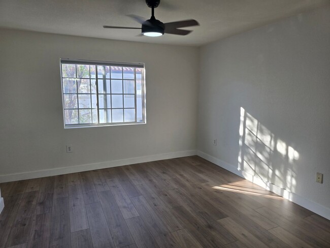 Building Photo - ~READY TO MOVE INTO~ REMODELED 2ND FLOOR 2...