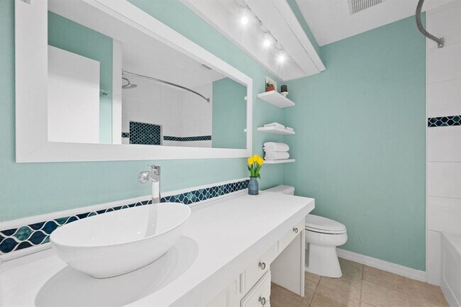 Building Photo - 4711 Spicewood Springs Rd
