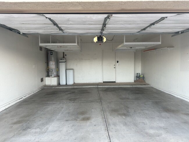 Garage - 1091 W Saragosa St