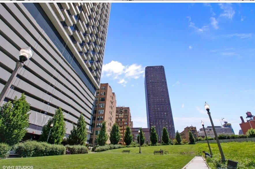 Building Photo - 235 W Van Buren St