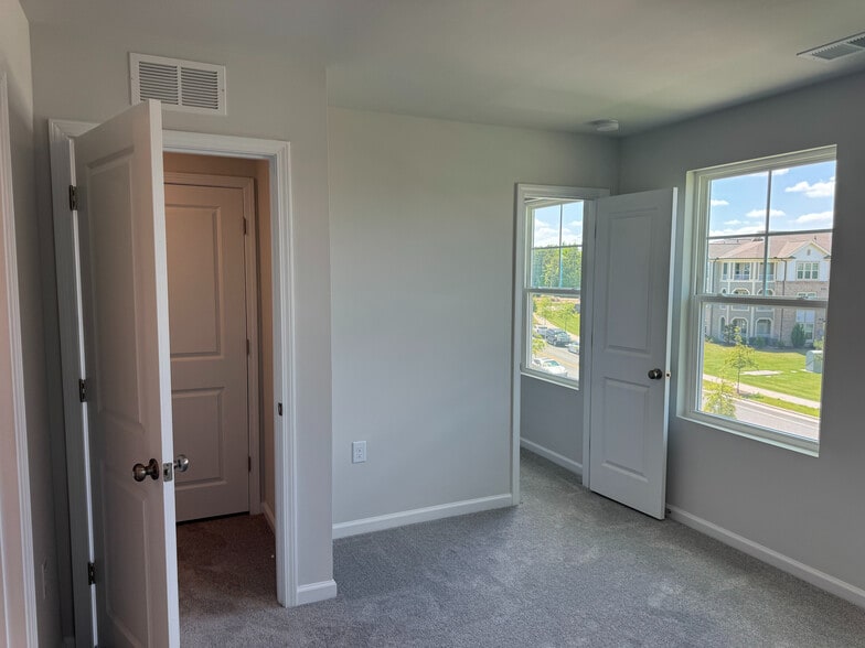 Building Photo - Room in Townhome on Kasota Ln