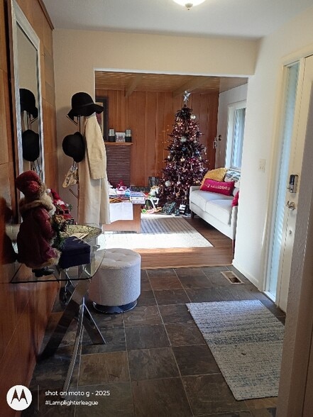 Building Photo - 868 Charles Ave S