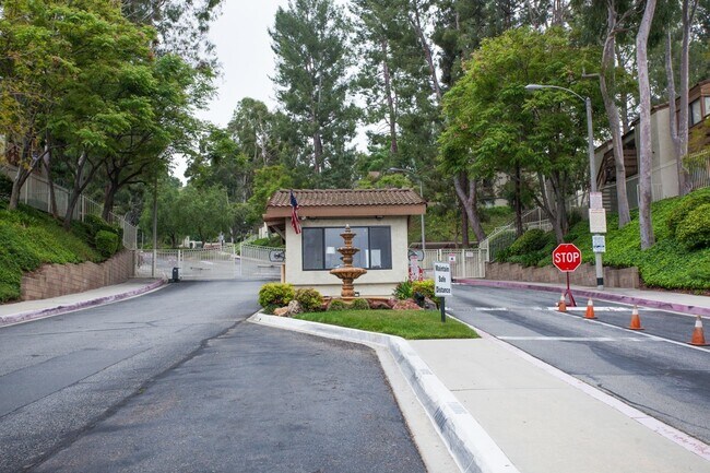 Building Photo - Furnished Condo in Desirable Community in ...
