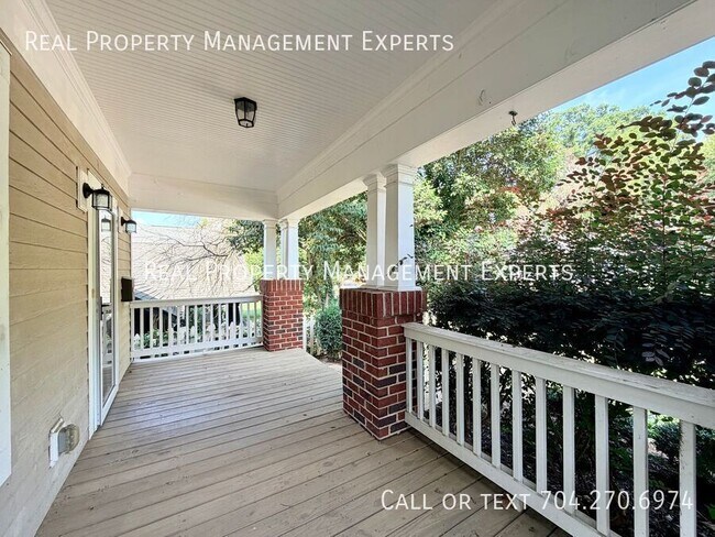 Building Photo - 319 Woodvale Pl
