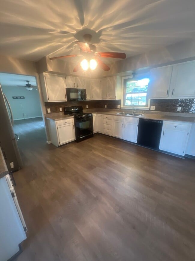 Building Photo - MOVE IN READY!!