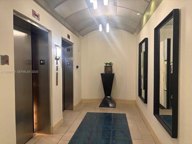 Building Photo - 2000 N Bayshore Dr