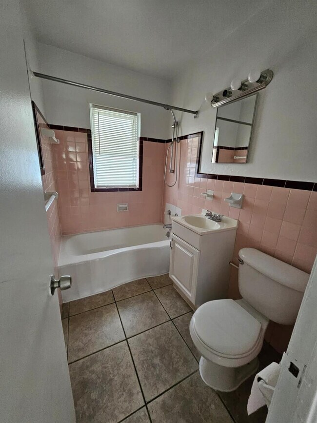 Building Photo - 1100 NE 12th Ave