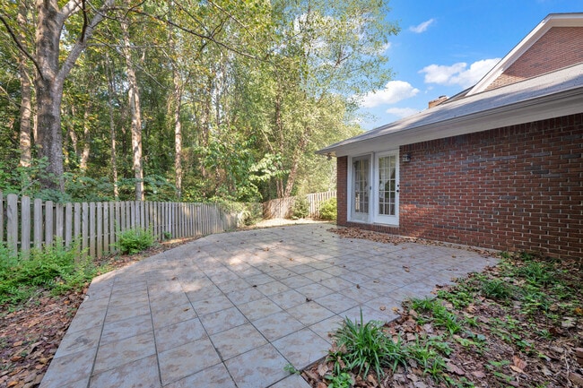 Building Photo - 2101 Fox Ridge Rd