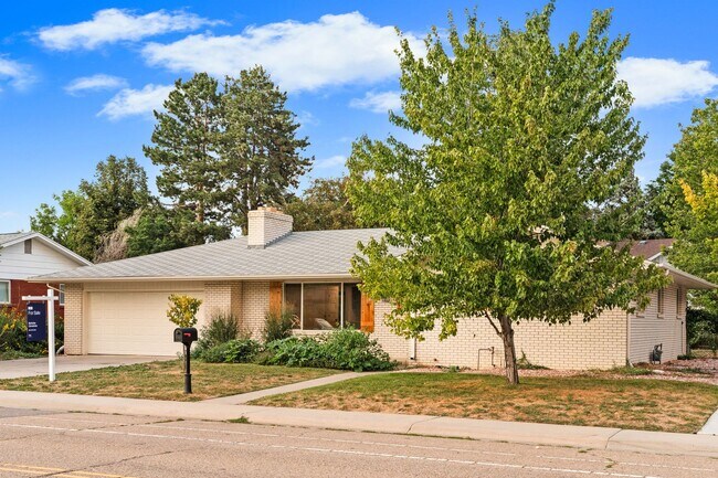 Building Photo - Charming and Renovated 4 Bedroom 2 Bathroo...