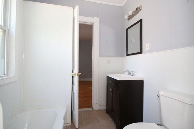 Building Photo - 198 Blatchley Ave