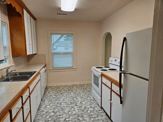 Building Photo - 2Bd/1Ba Single Story House - Available to View!