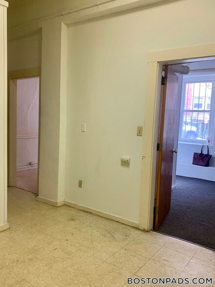 Building Photo - 137 Park Dr