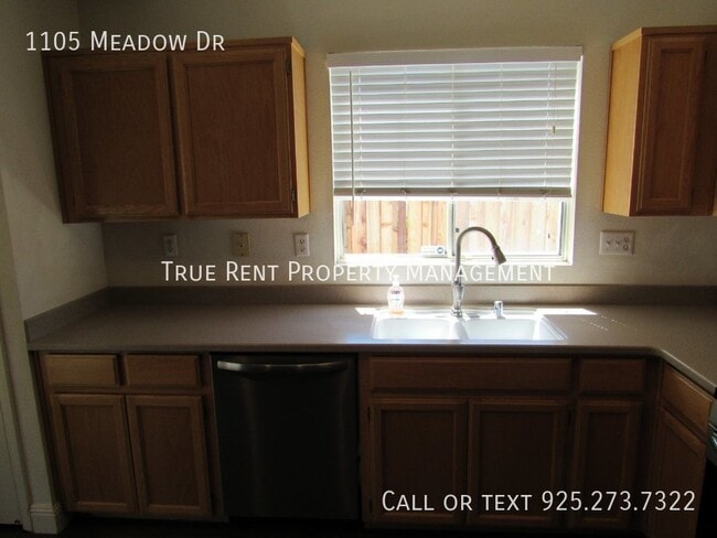 Building Photo - Beautiful 3 Bed, 2 Bath Home in Great Live...