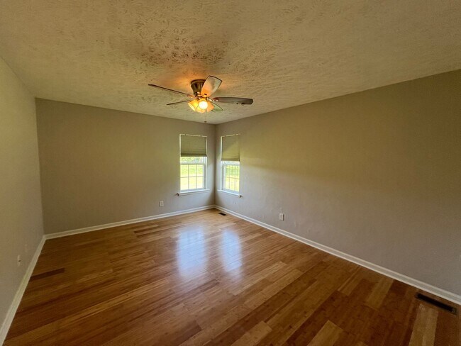 Building Photo - 3 BR 2 Bath home with 2 Car Garage and Hug...