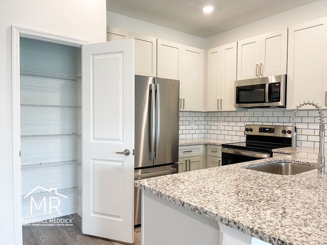 Building Photo - Spacious 3-Bedroom, 2-Bathroom 1 Car Garage