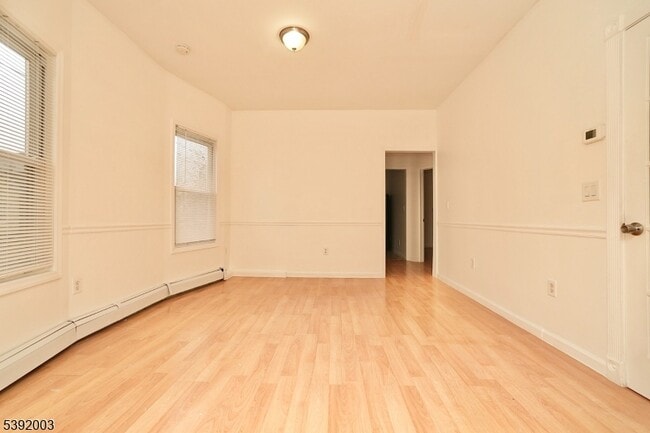 Building Photo - 466 Cortlandt St