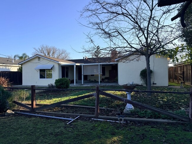 Building Photo - 4975 Bel Escou Dr