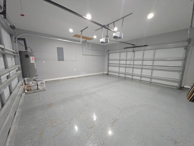 Building Photo - Beautiful Modern 4 Bed/3 Bath/2 Gar Centra...