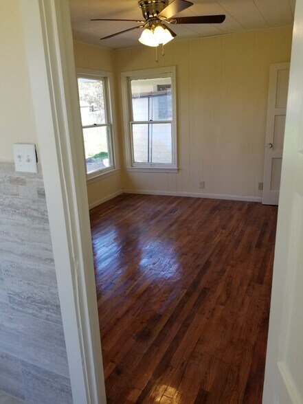 Building Photo - 205 Hosack St