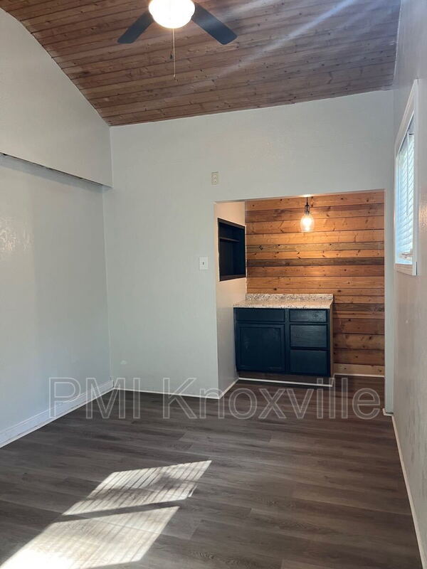 Building Photo - 489 W Outer Dr