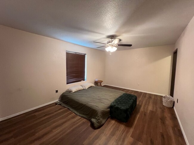 Building Photo - 3 BEDROOM HOME NEAR THE FOOTHILLS!