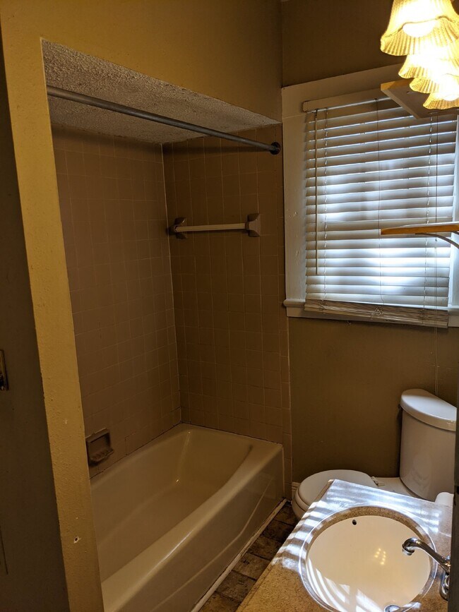 Building Photo - Avondale Beauty on the market!