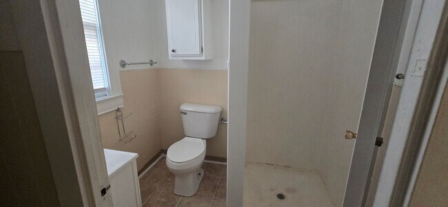 Building Photo - 1 bed , 1 bath Apartment within Duplex