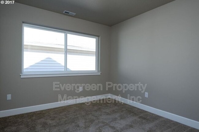Building Photo - 7014 N Fessenden St