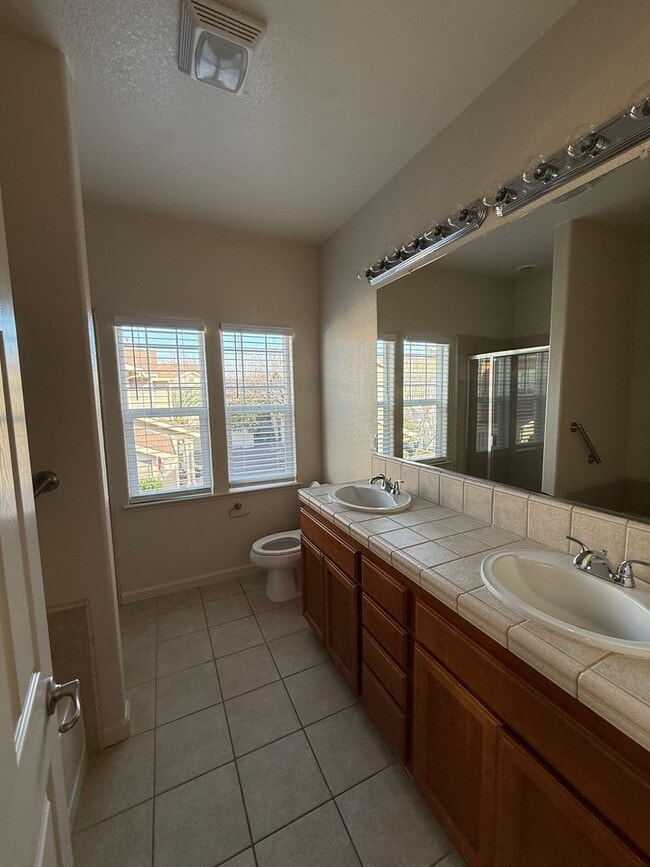 Building Photo - 3 Bedroom Home Close to Gym and Shopping-$1,000 OFF First Month's Rent