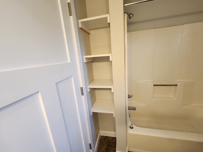Building Photo - Updated Upper Level Apartment, Kaukauna