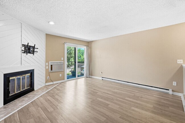 Building Photo - Move in Ready 2bed 2bath in Cherry Creek Schools