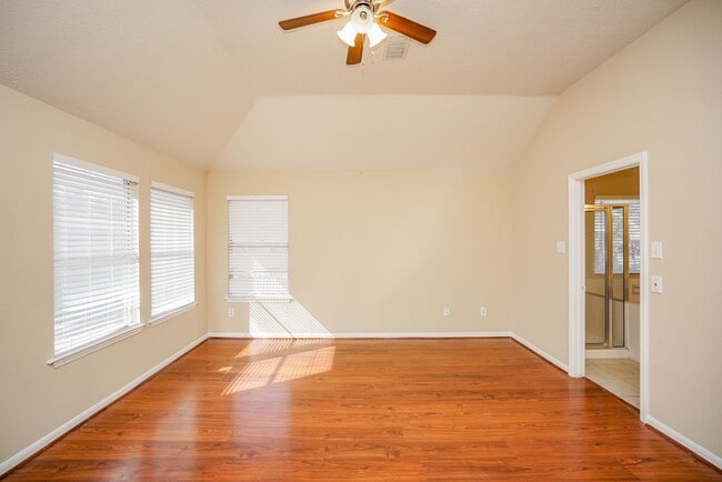 Building Photo - 822 Hyacinth Pl