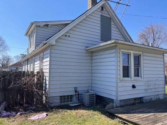 Building Photo - 4 Bed - 1.5 Bath - Single Family Home in Lorain