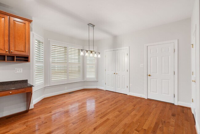 Building Photo - Stunning 4 level detached home close to the Mosaic District in Fairfax!