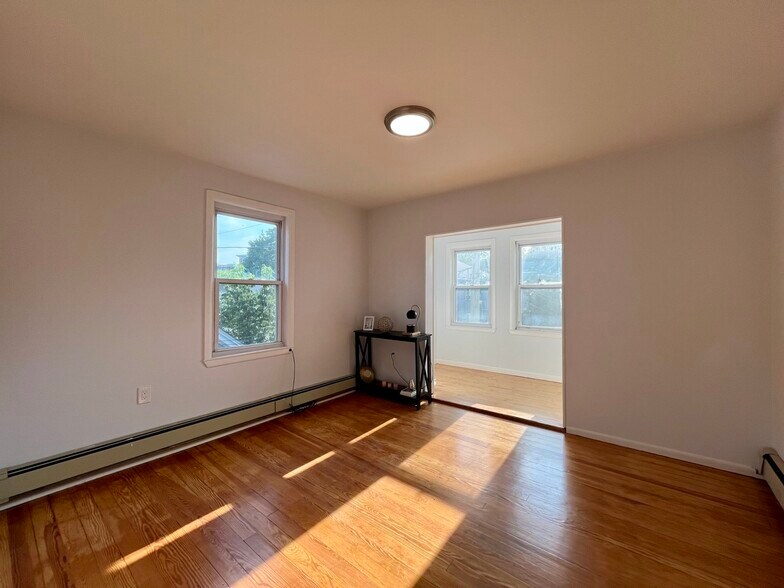 Primary Photo - 24 Grossman St