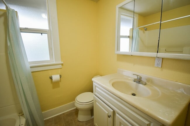 Building Photo - CLE-4637