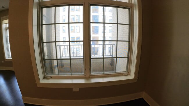 Building Photo - 2050 N Clark St