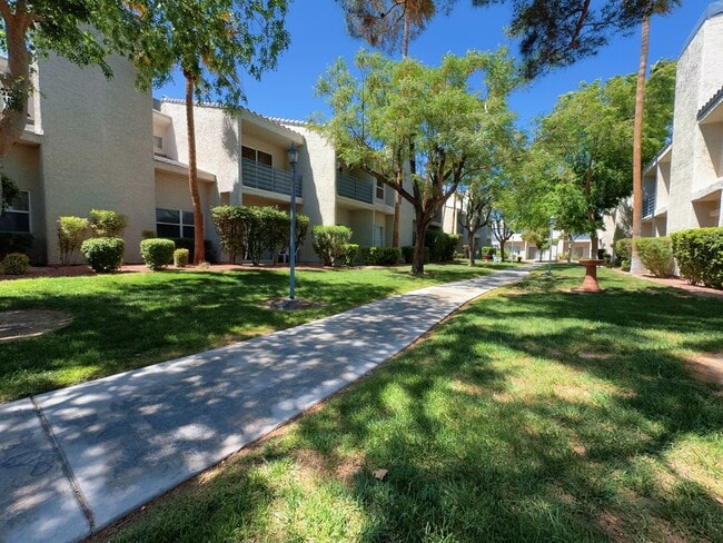 Building Photo - 2b2b TownHouse $1620