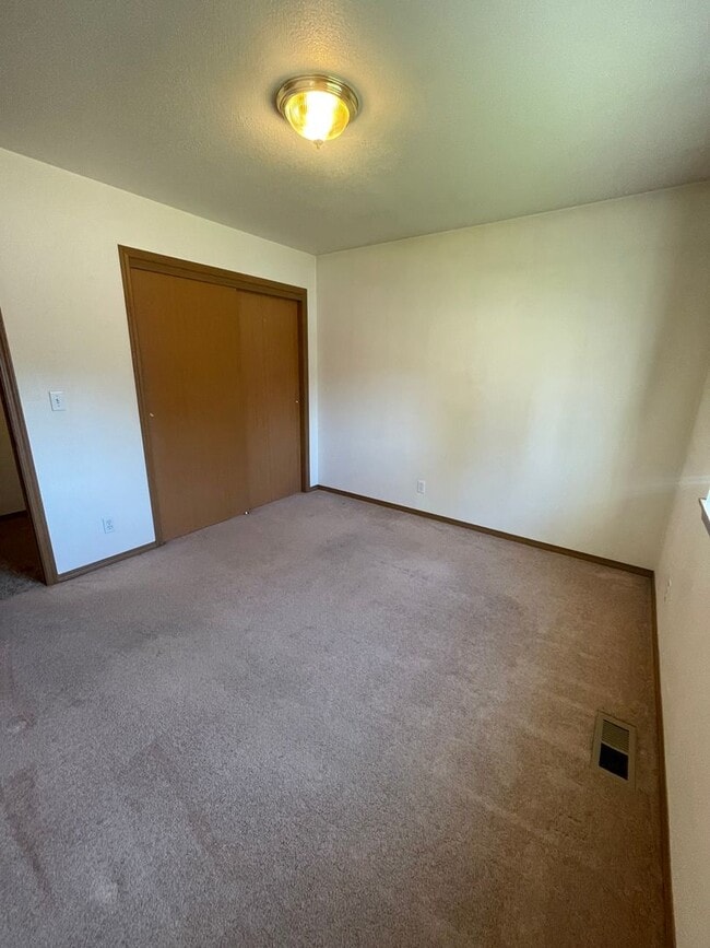 Building Photo - 3 bed 2 bath rancher with master en-suite & RV parking