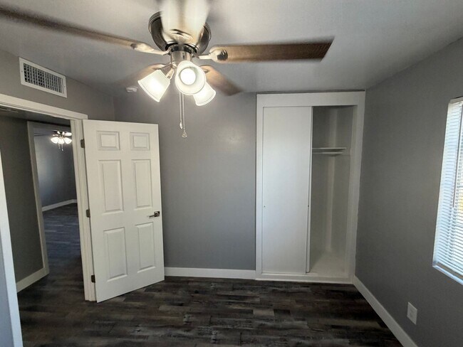 Building Photo - Newley Remodeled 3 BD 2 BA house with Big lot in SW Bakersfield