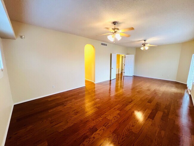 Building Photo - Stunning 4 bedroom, 3 bath home in West El...