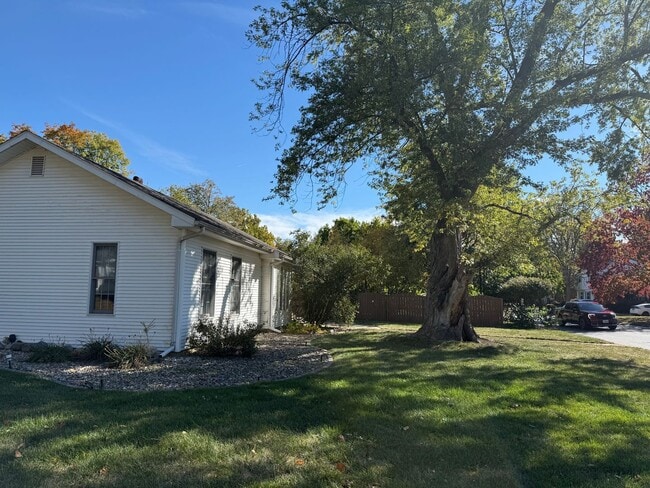 Building Photo - Charming 2 BR 1.5 bath house near ISU