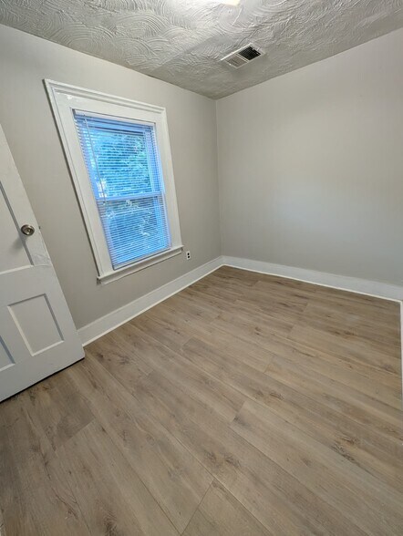 Building Photo - 16 Hallock Ave