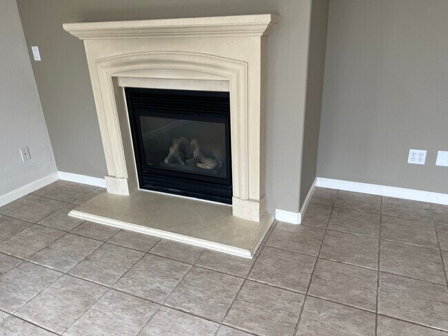 Building Photo - 627 Tradition St