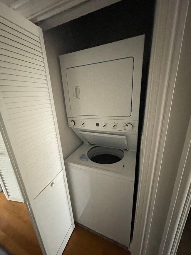 Building Photo - 6229 N Richmond St